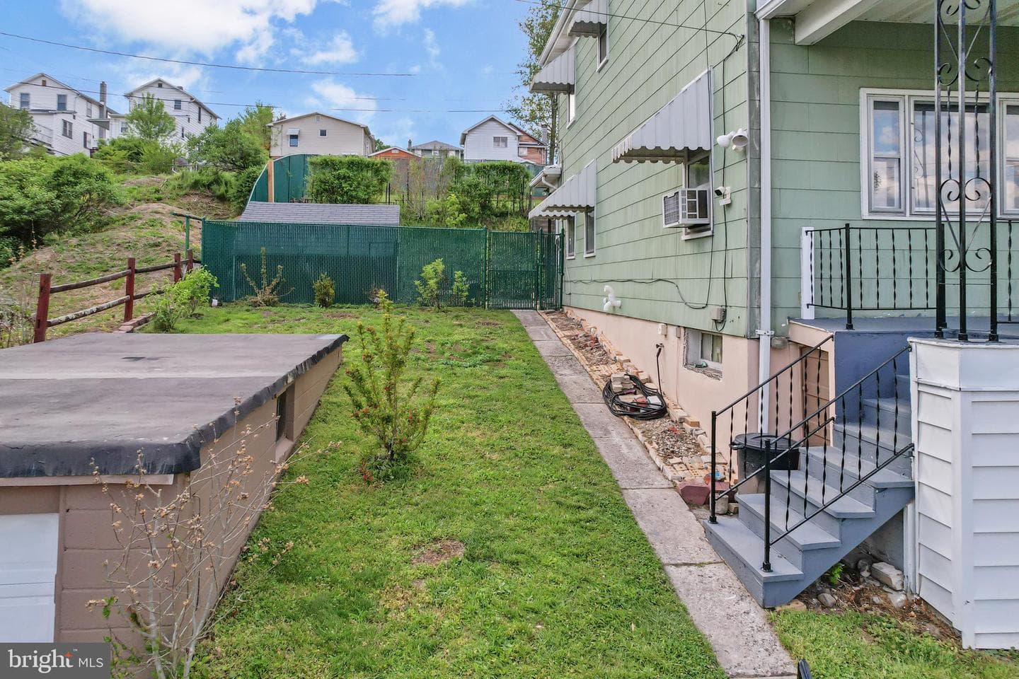 716 Yale Street photo 29