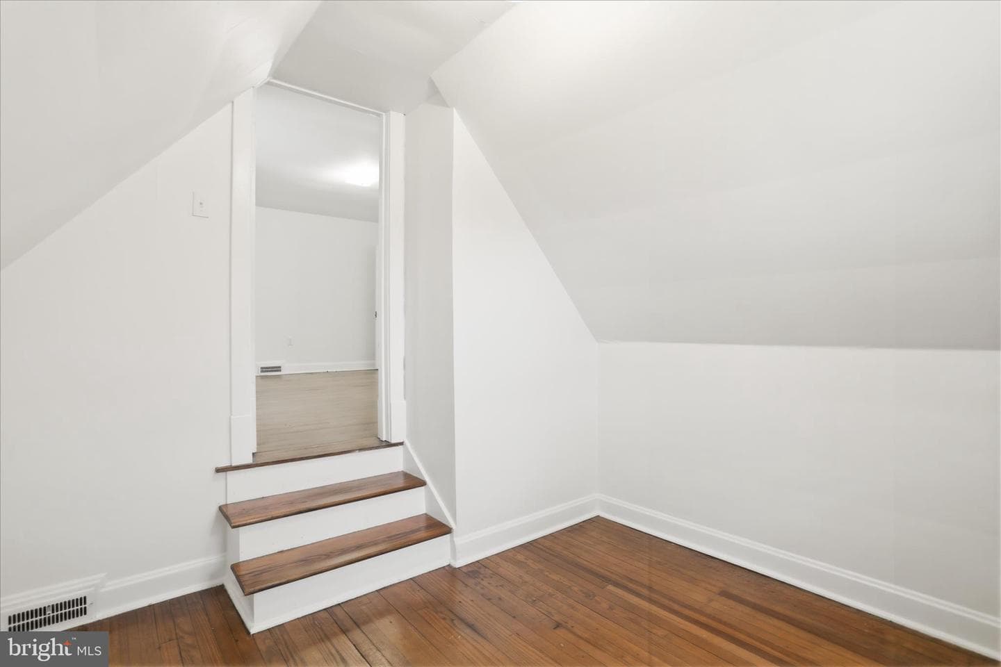 808 Memorial Avenue photo 30