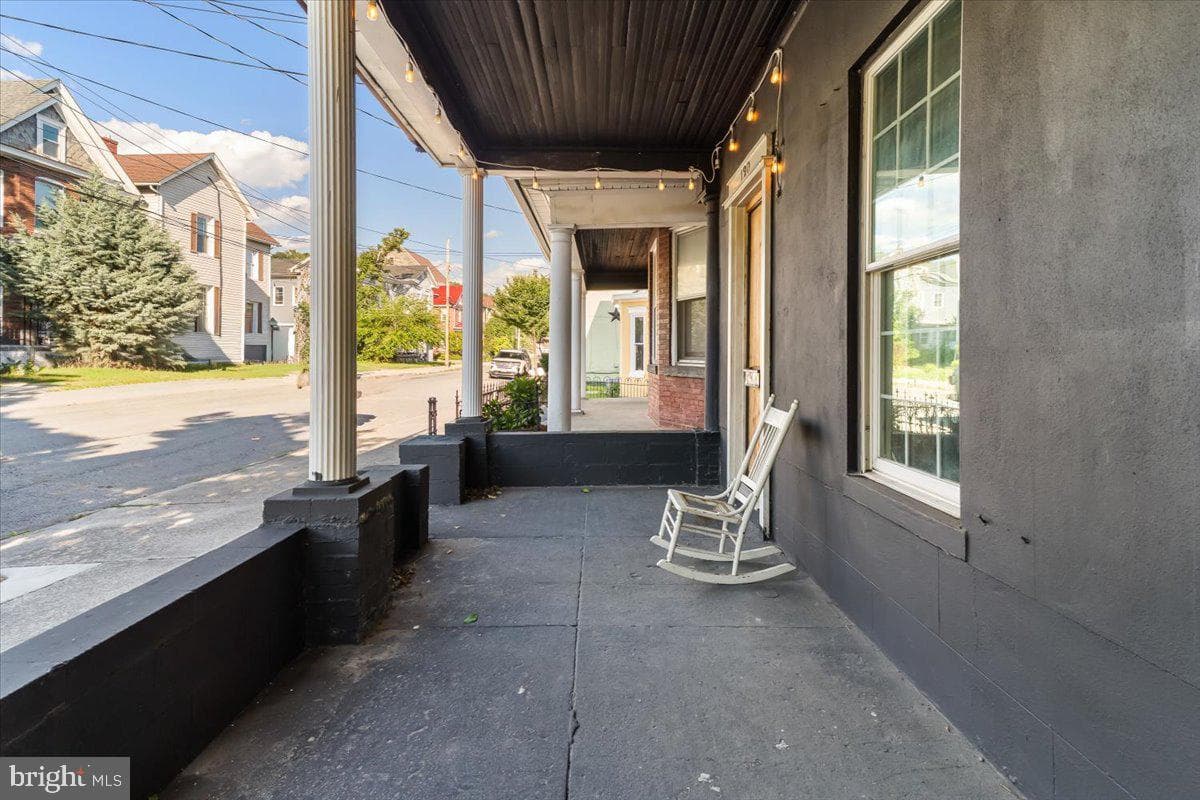120 Columbia Street photo 4