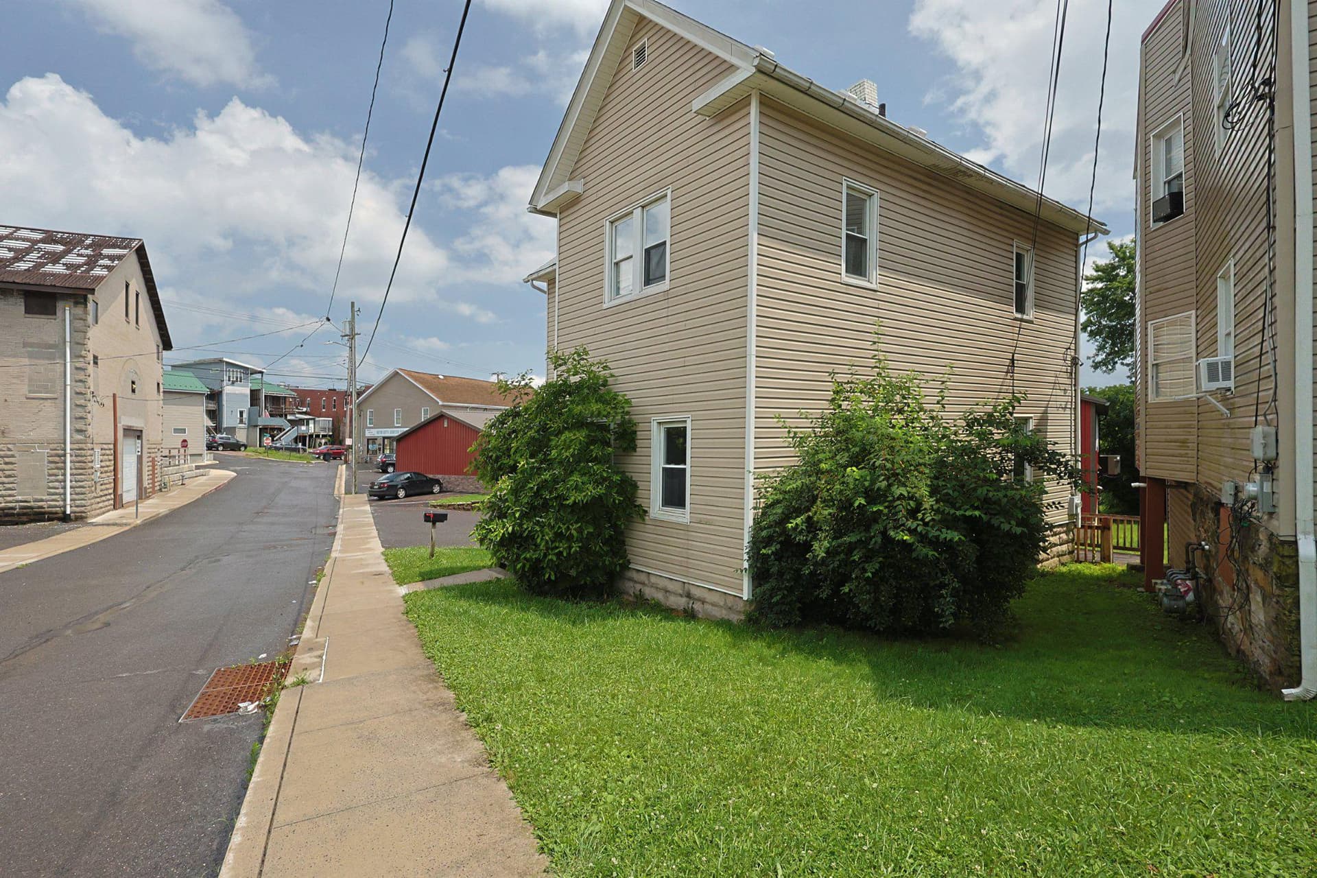 34 Maple Street photo 3