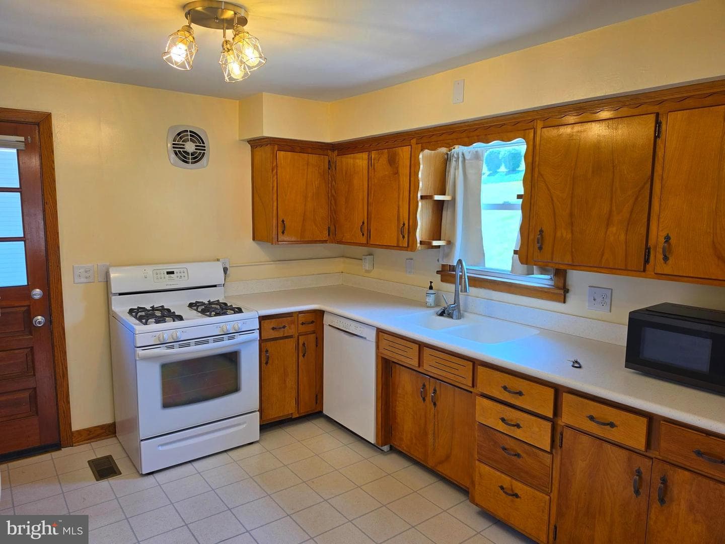 12405 Bedford Road NE photo 13