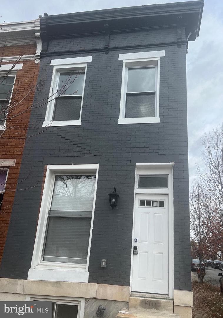 2718 E Madison Street photo 2