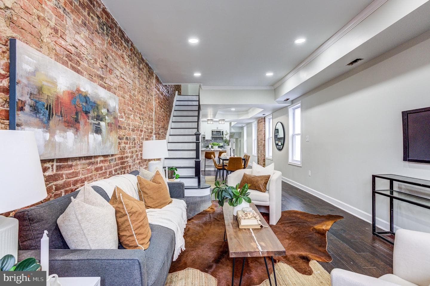2718 E Madison Street photo 4