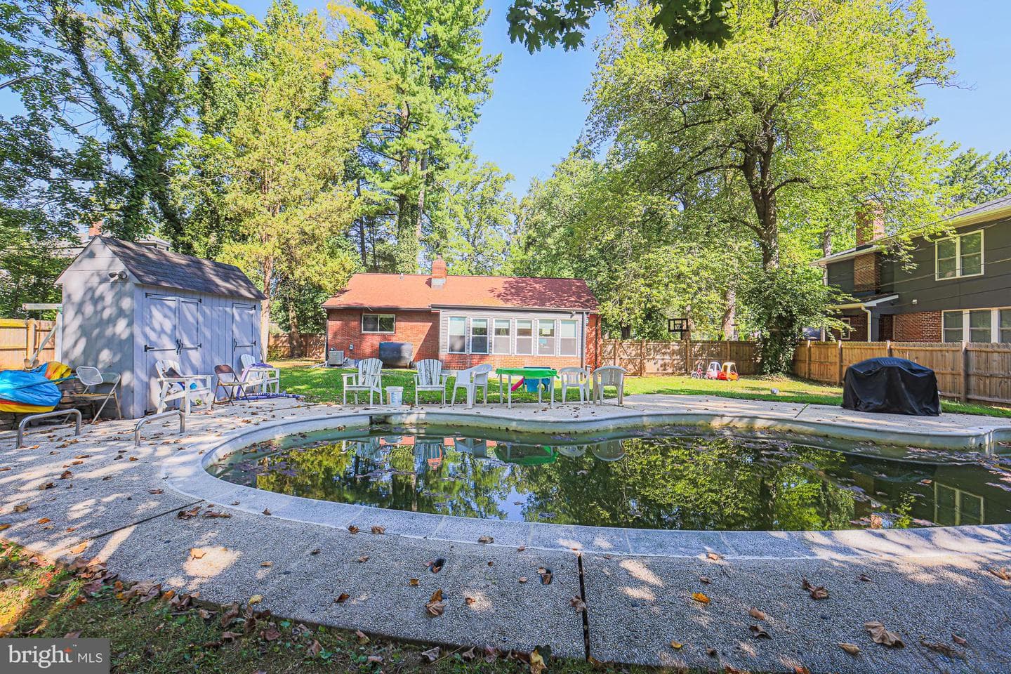 2827 W Strathmore Avenue photo 40