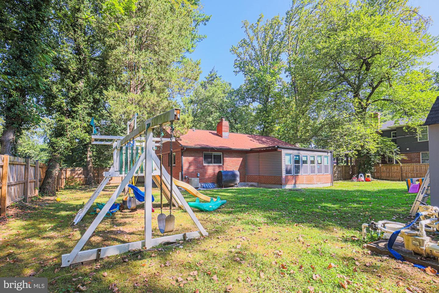 2827 W Strathmore Avenue photo 42