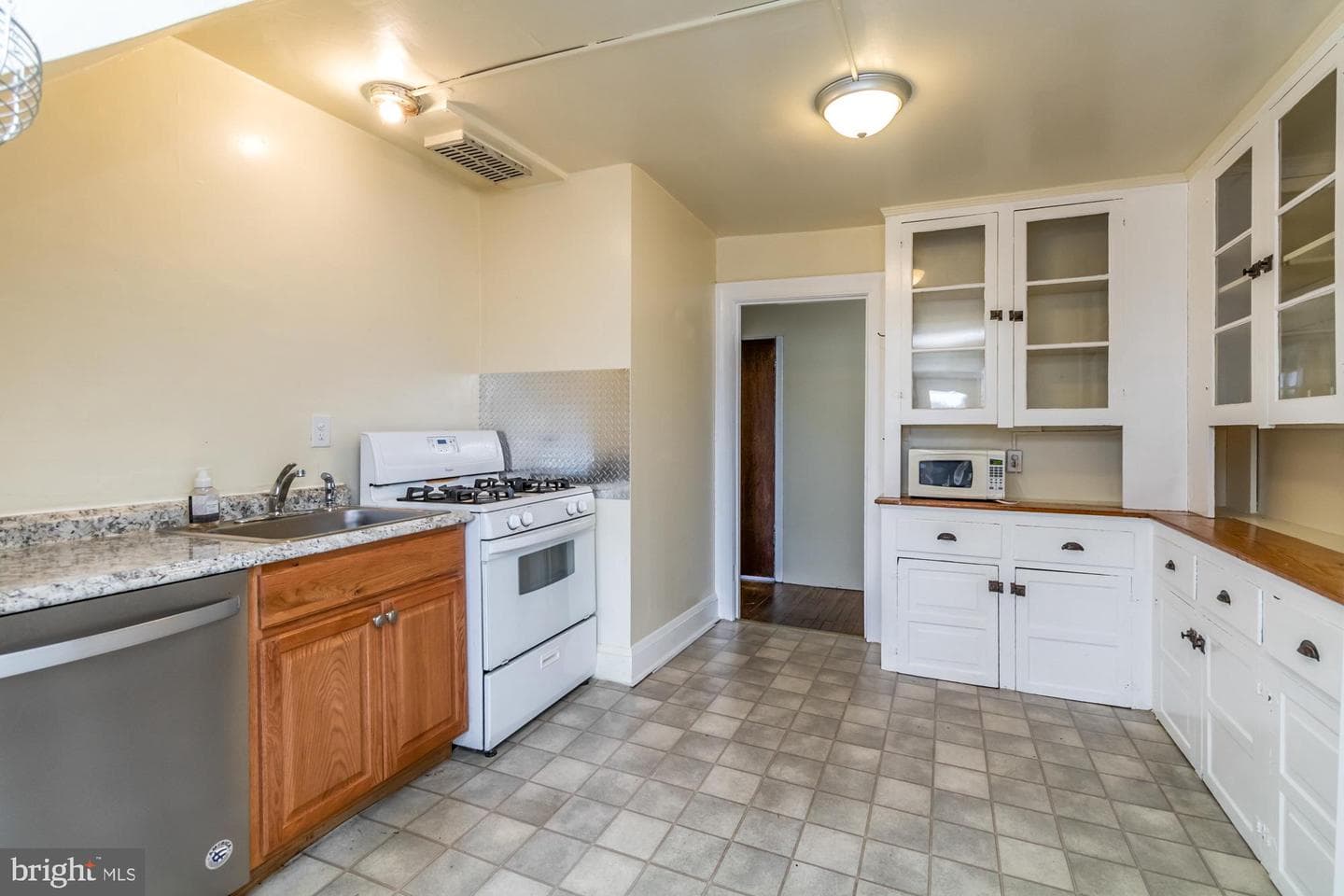 2518 Talbot Road photo 4