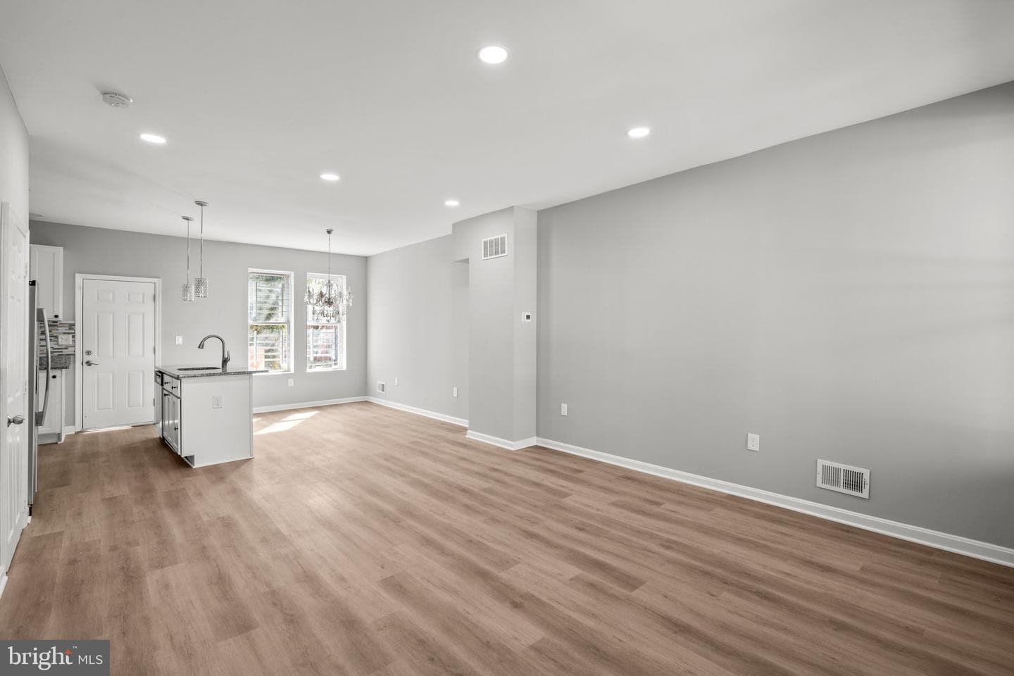 3013 W Garrison Avenue photo 4