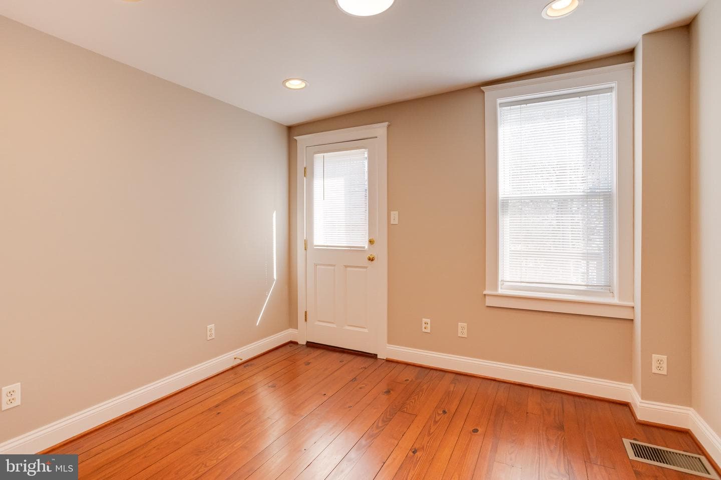 1209 Riverside Avenue photo 36