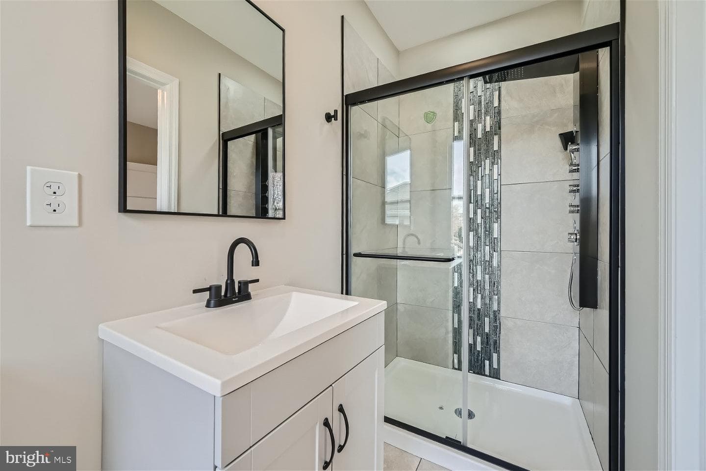 3510 Cedardale Road photo 17