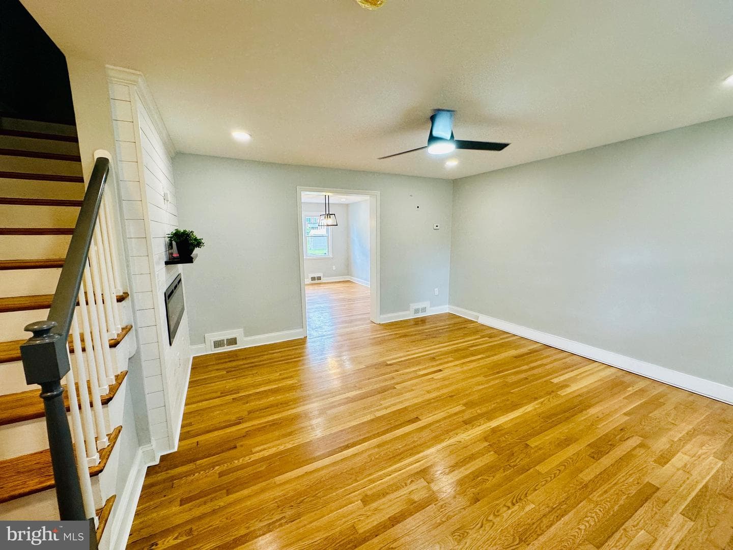 1220 Meridene Drive photo 2