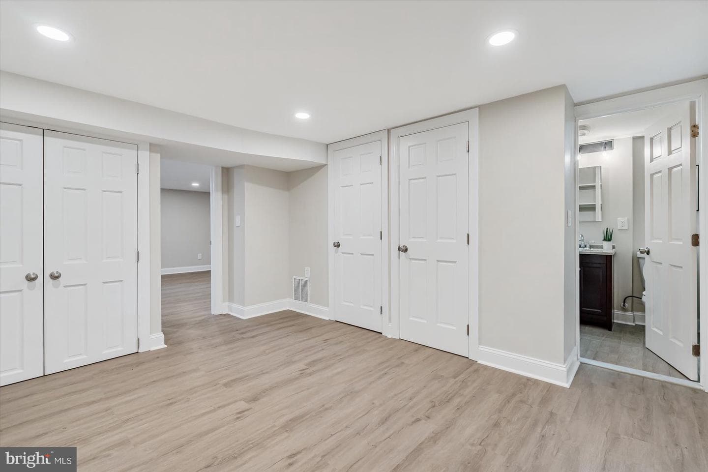 1571 Winston Avenue photo 18