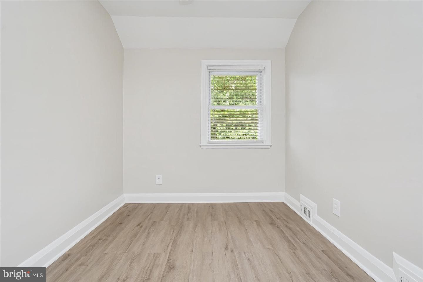 1571 Winston Avenue photo 21