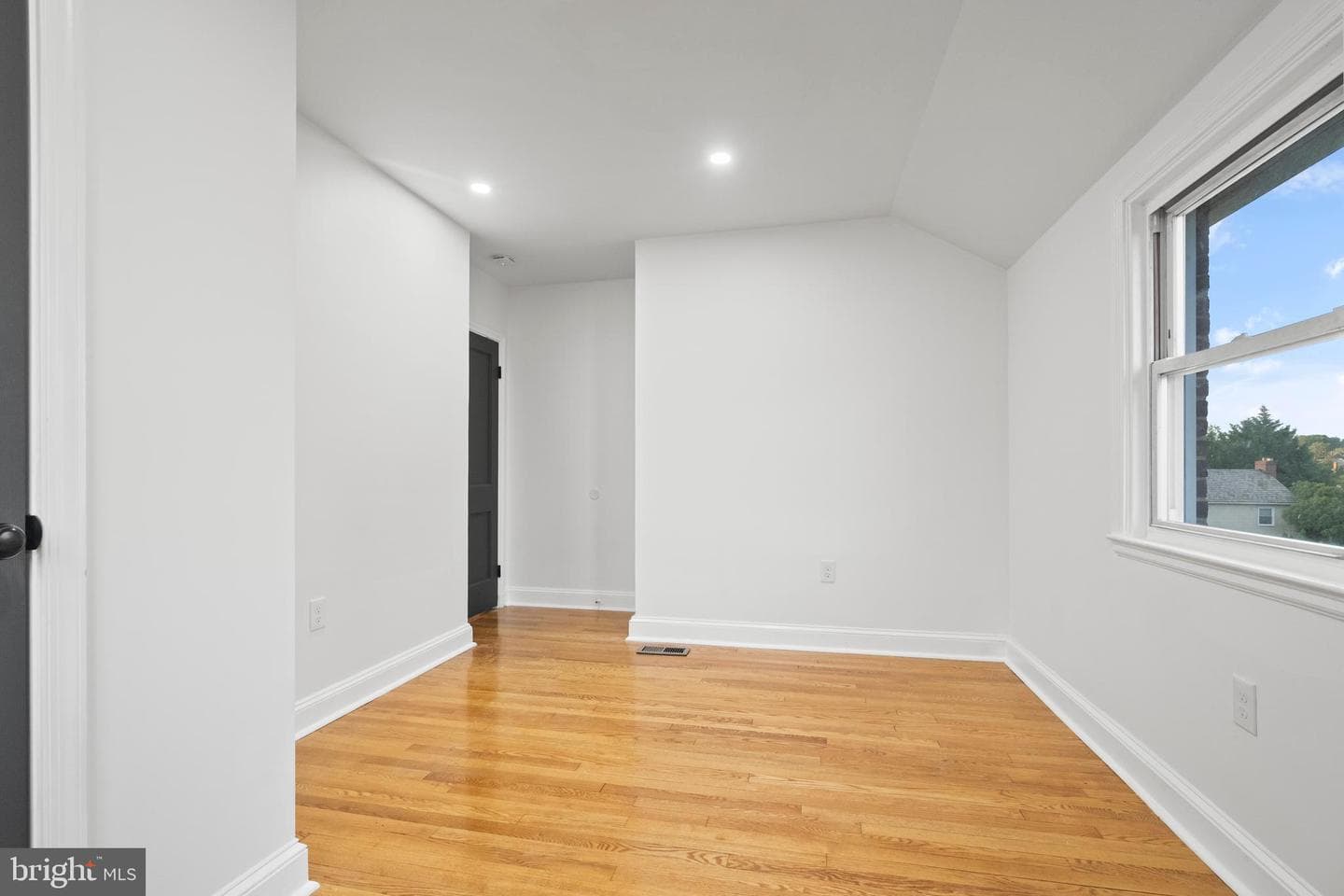 1311 E 35th Street photo 23
