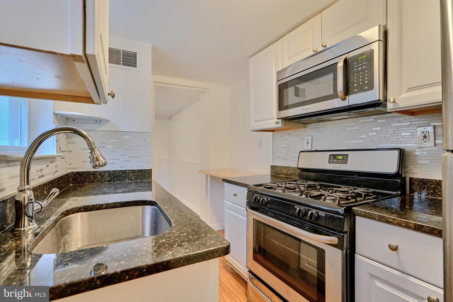 2212 Fleet Street photo 9