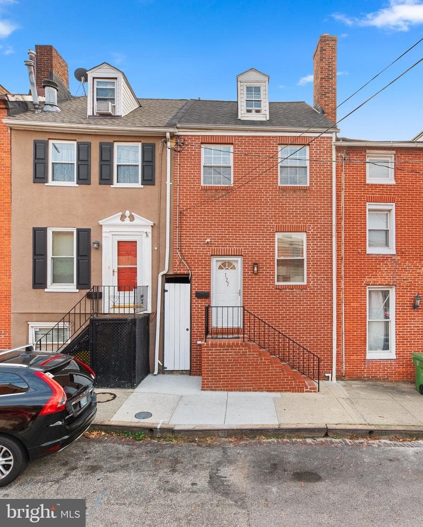 127 Cross Street E photo 1