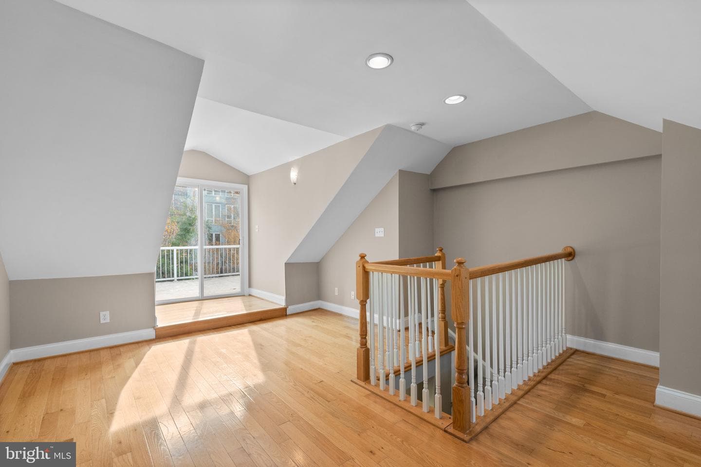 127 Cross Street E photo 25