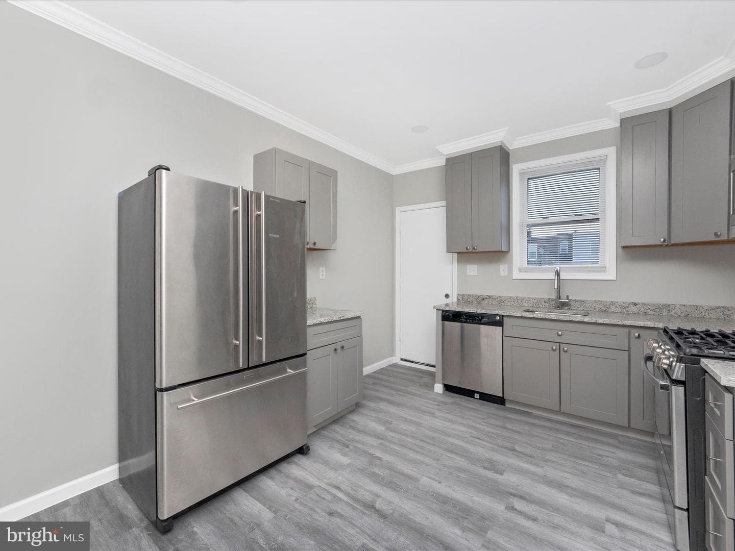 443 Robinson Street N photo 11