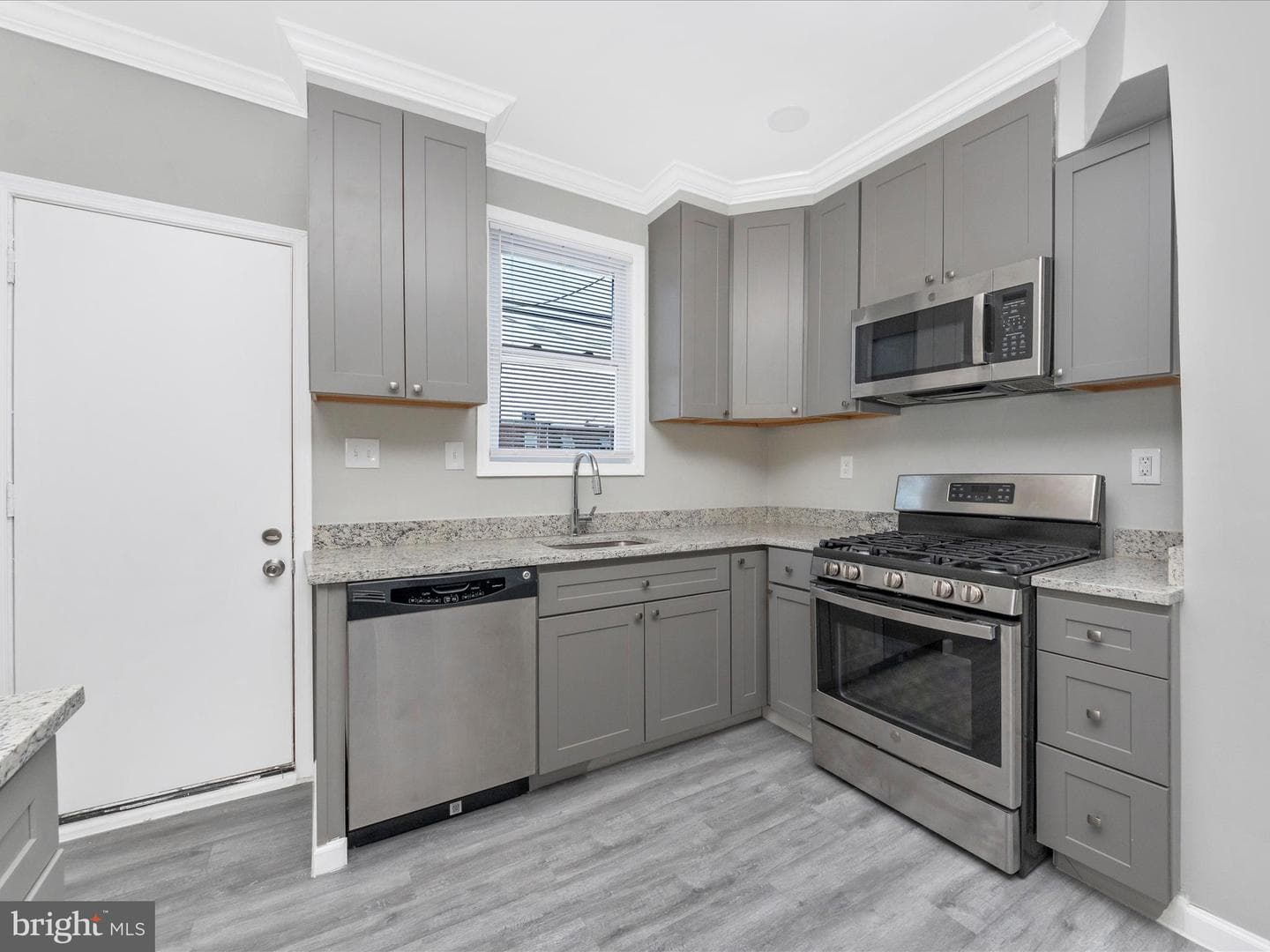 443 Robinson Street N photo 12