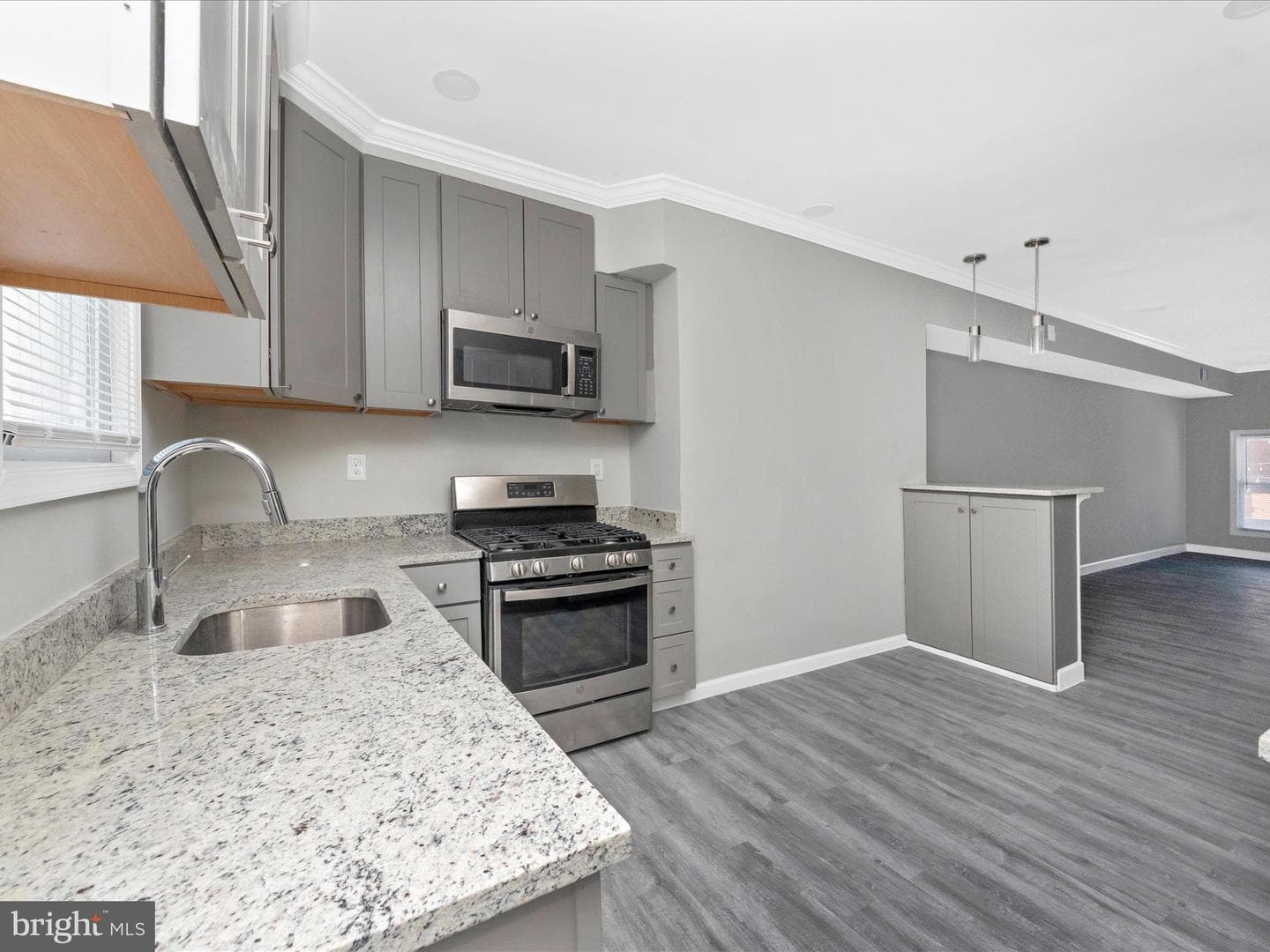 443 Robinson Street N photo 13