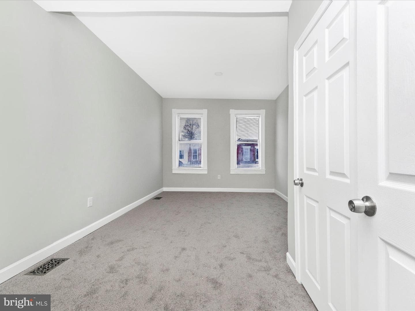 443 Robinson Street N photo 14