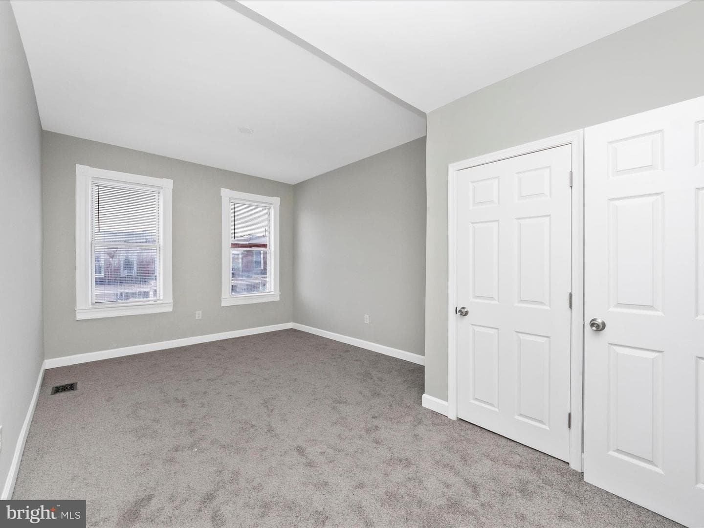 443 Robinson Street N photo 16