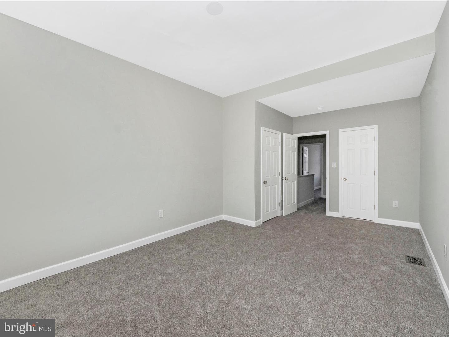 443 Robinson Street N photo 17