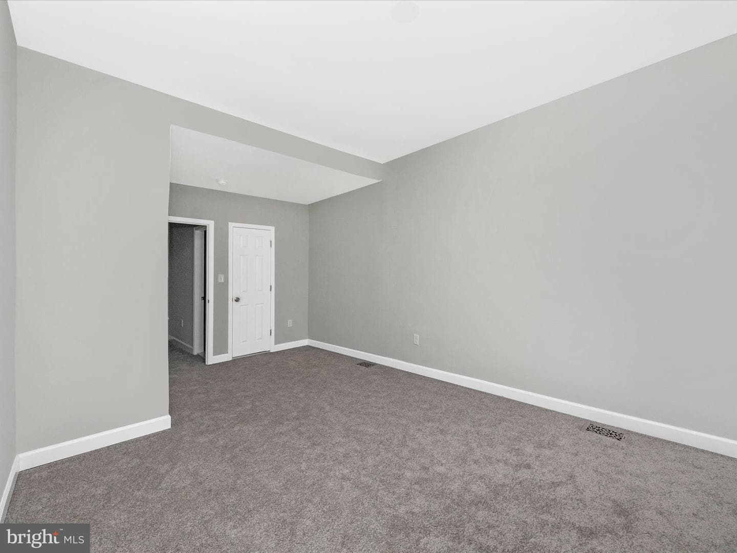 443 Robinson Street N photo 18