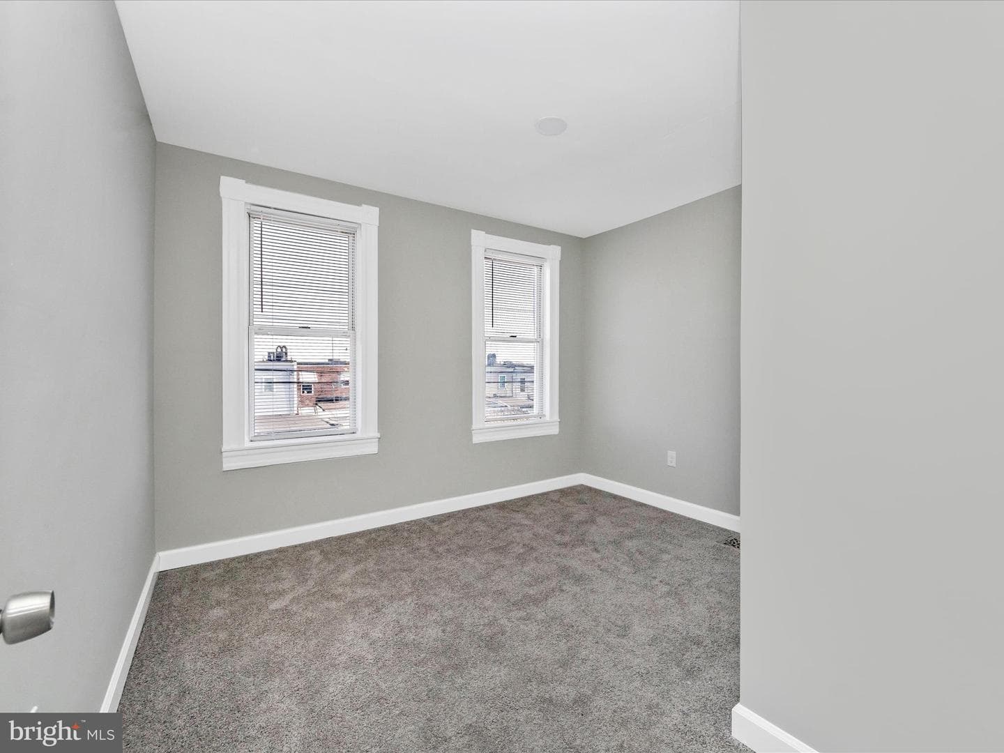 443 Robinson Street N photo 20