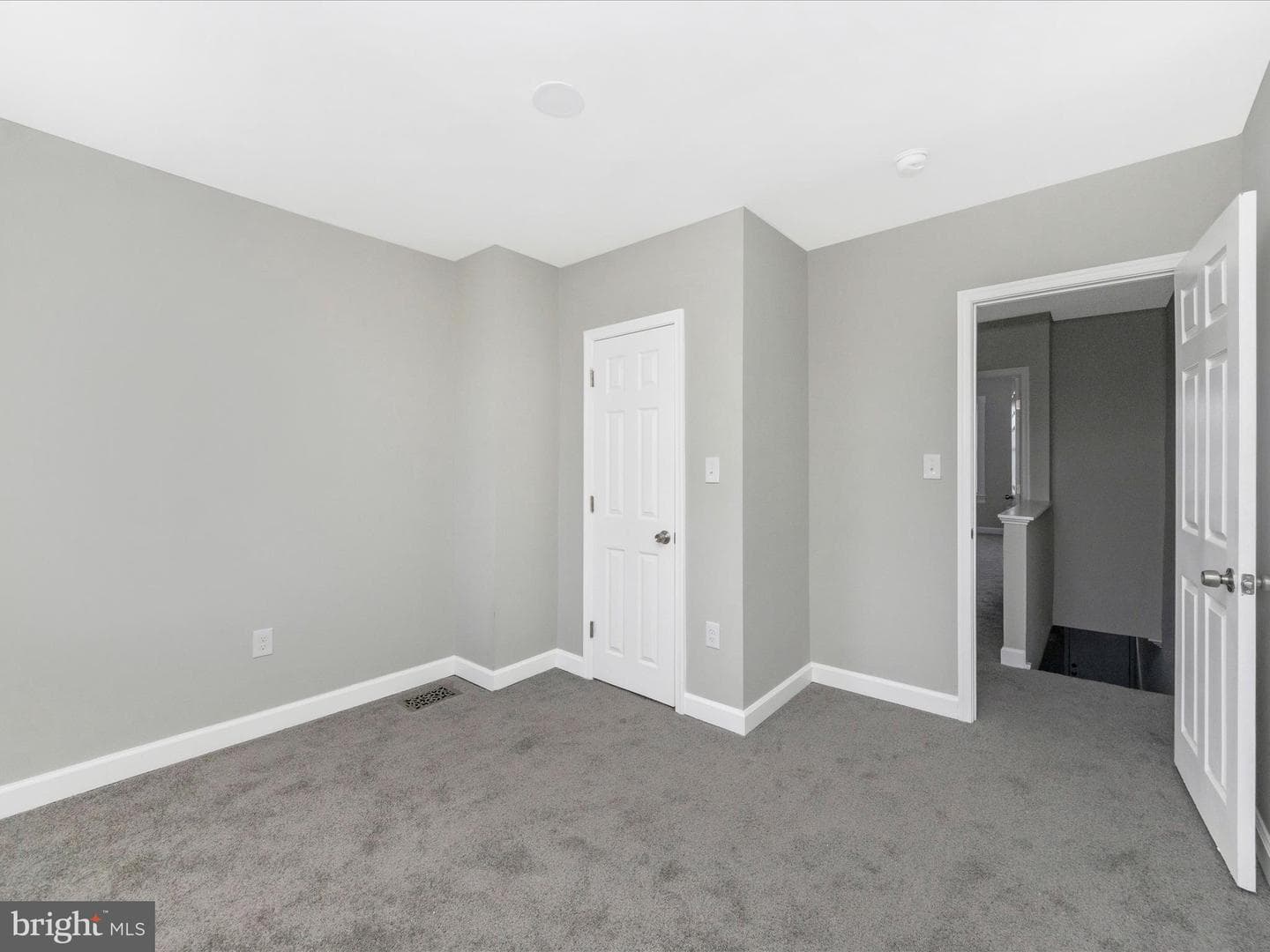 443 Robinson Street N photo 21