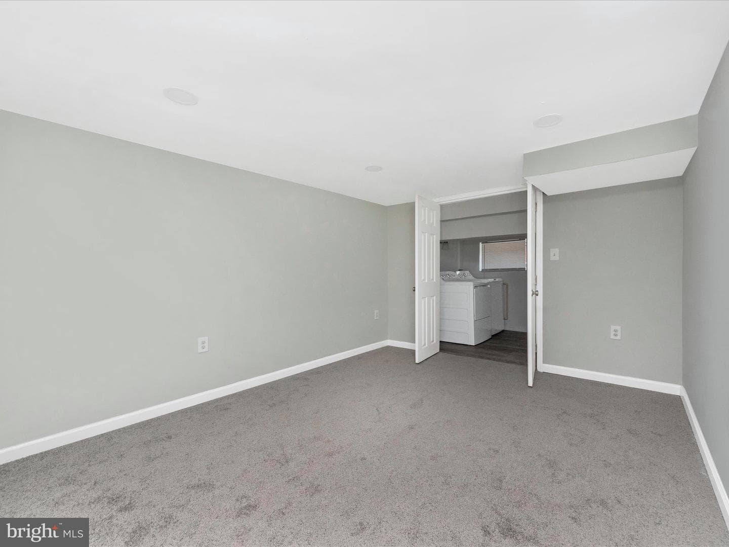 443 Robinson Street N photo 27