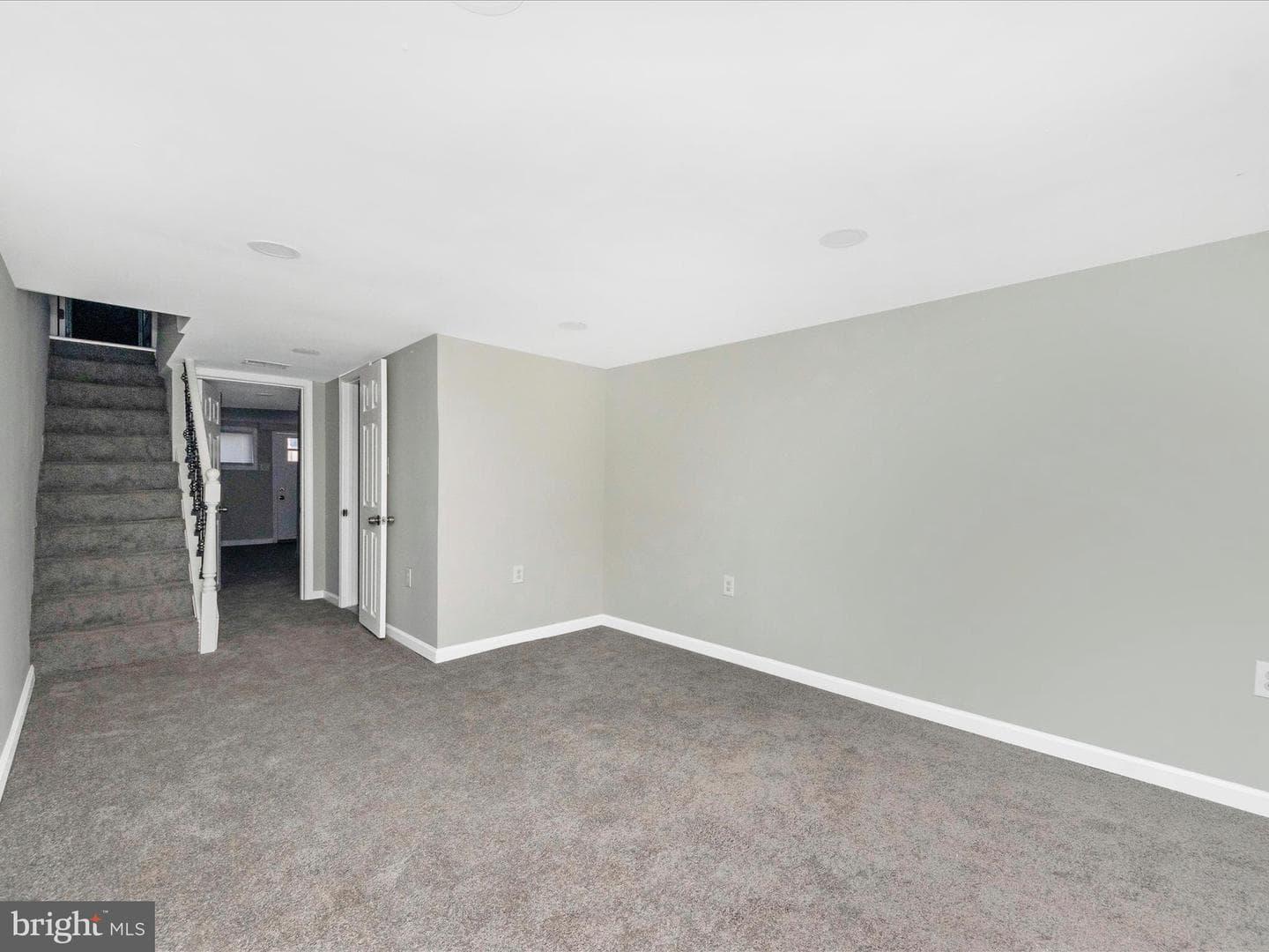443 Robinson Street N photo 28