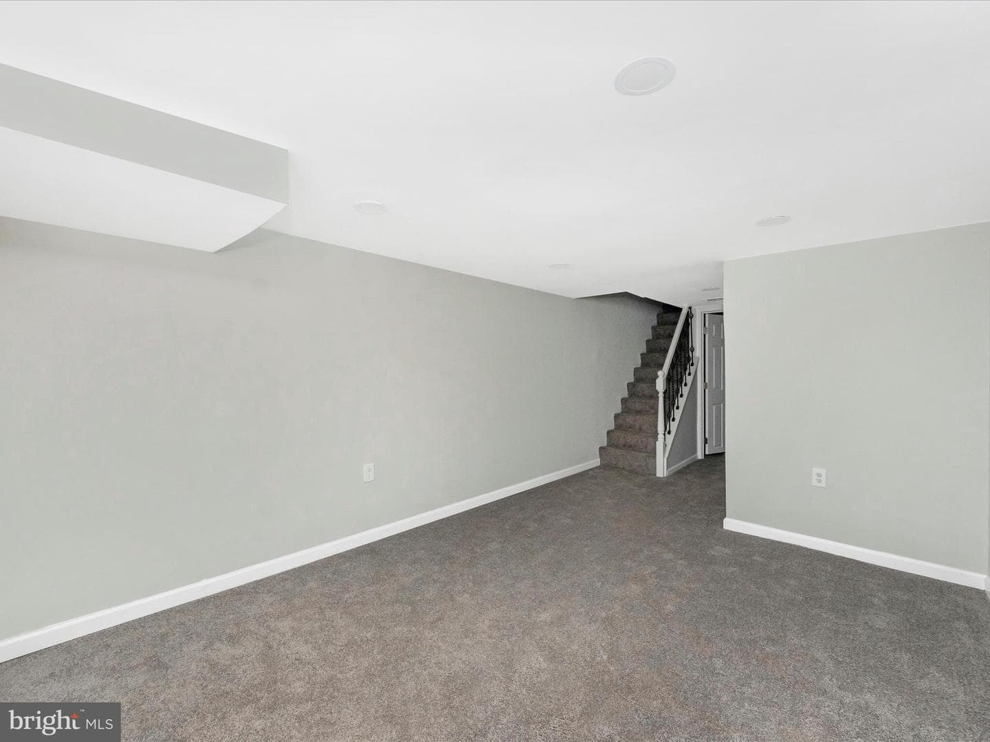 443 Robinson Street N photo 29