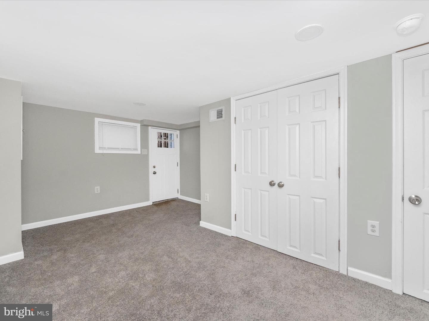 443 Robinson Street N photo 32