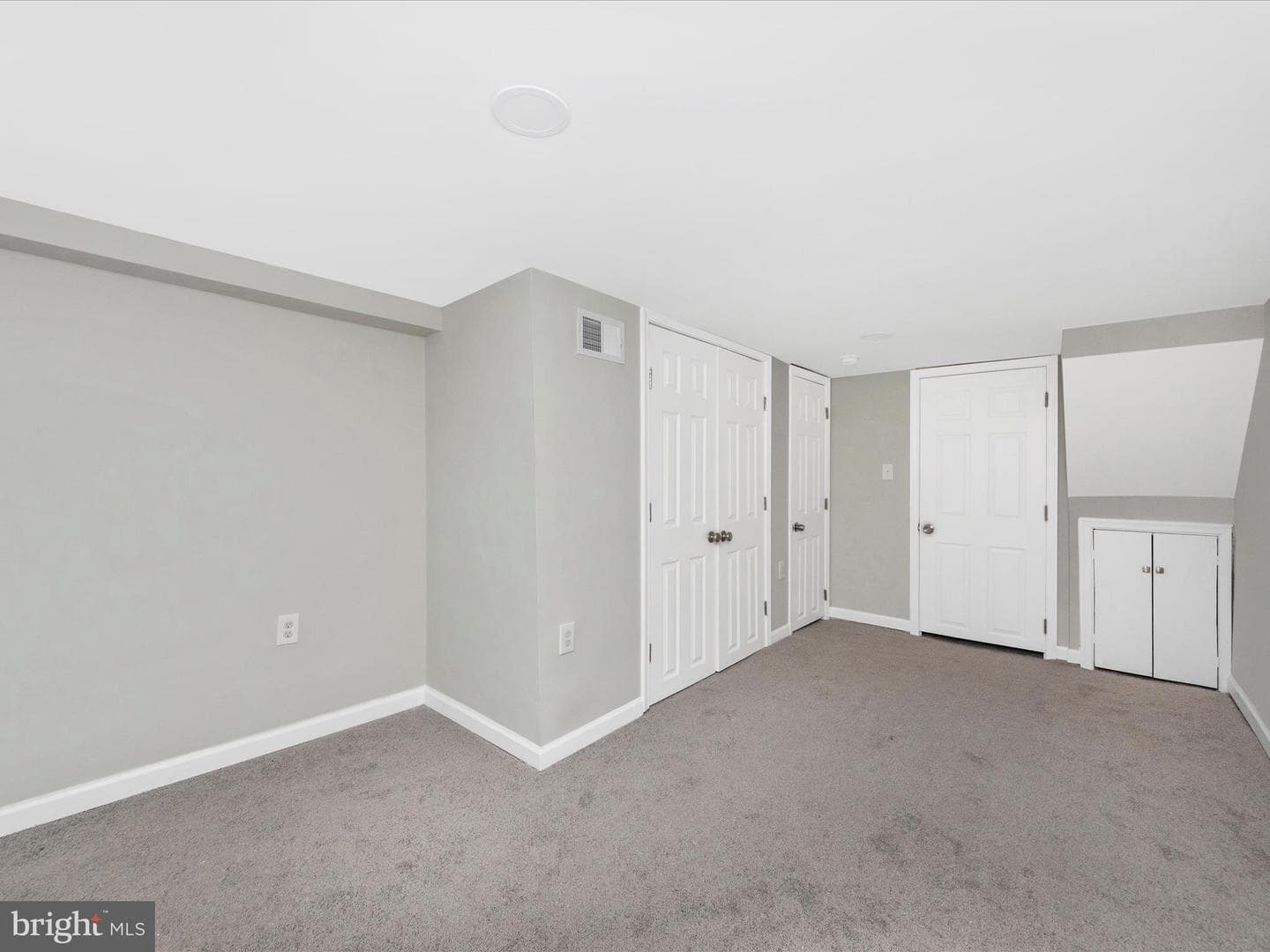 443 Robinson Street N photo 33