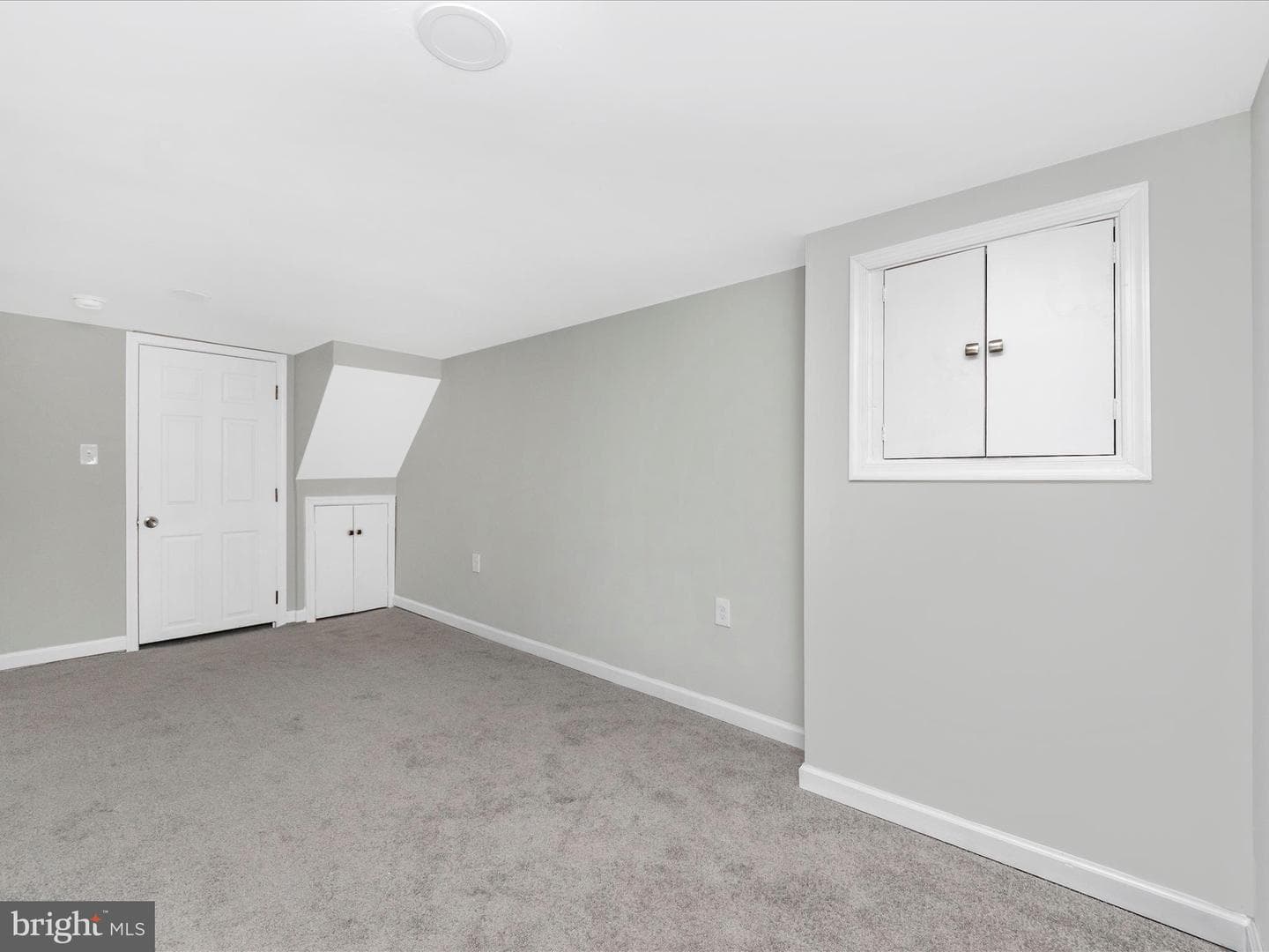 443 Robinson Street N photo 34