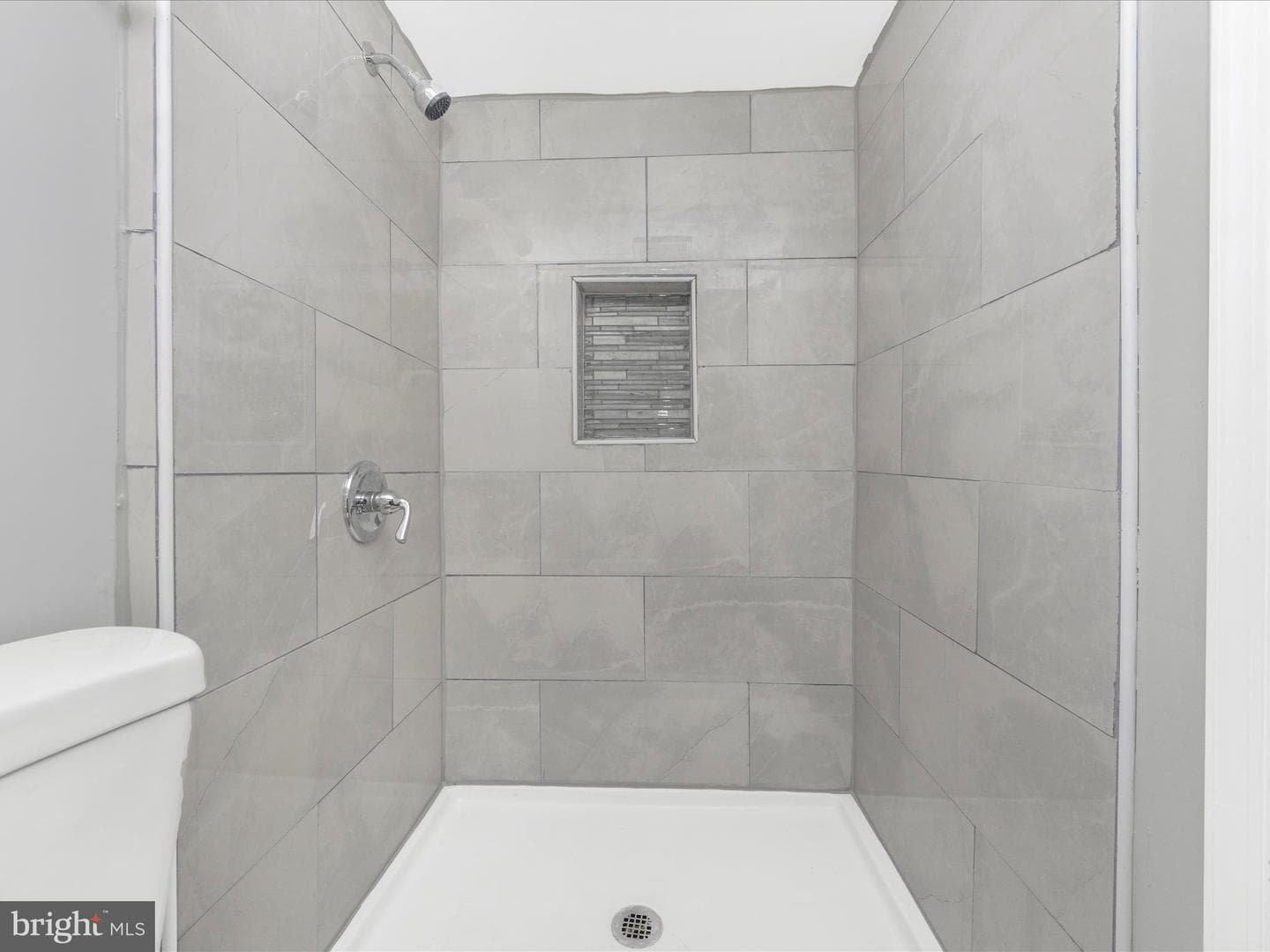 443 Robinson Street N photo 37
