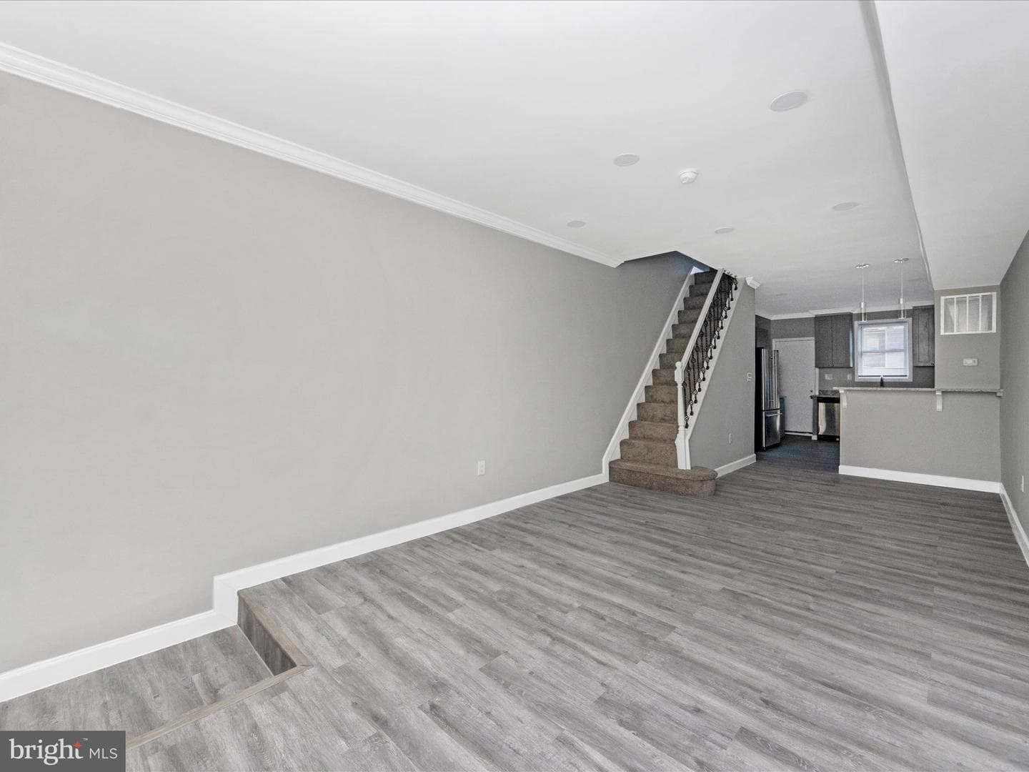 443 Robinson Street N photo 4
