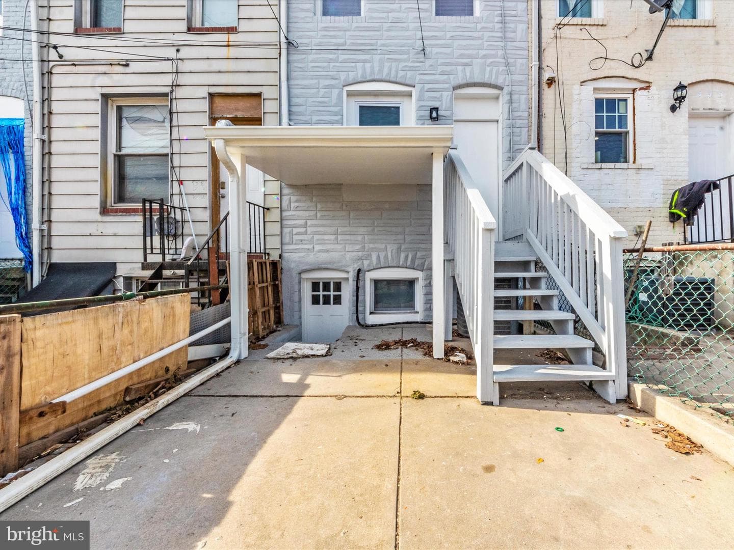 443 Robinson Street N photo 43