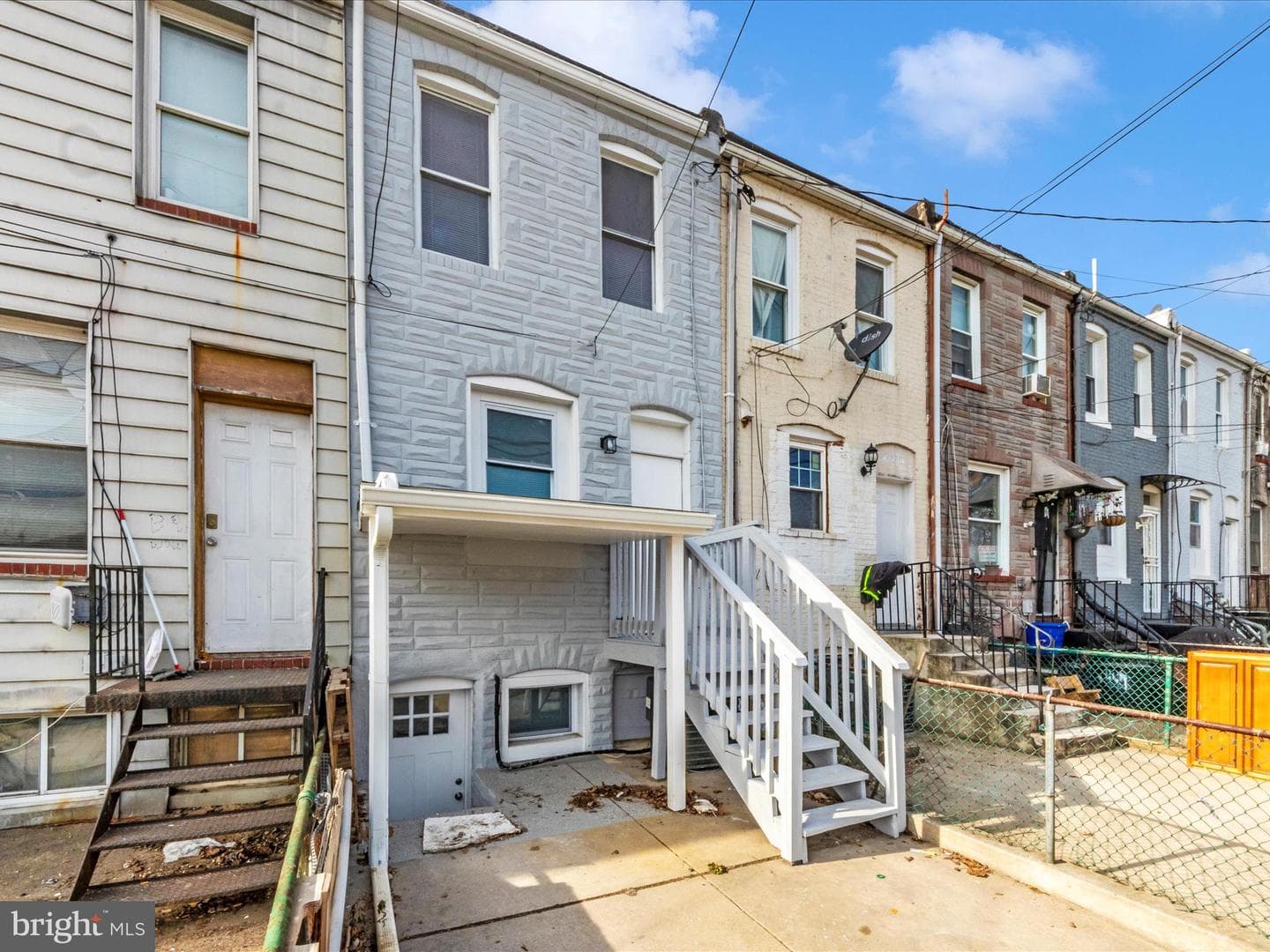 443 Robinson Street N photo 46