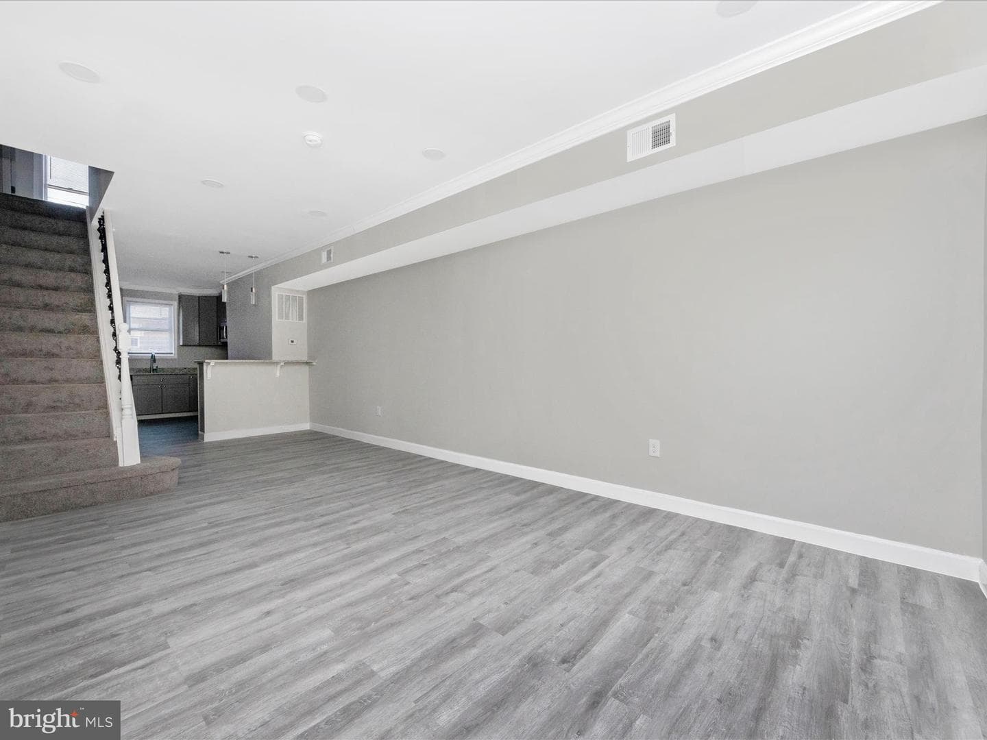 443 Robinson Street N photo 5