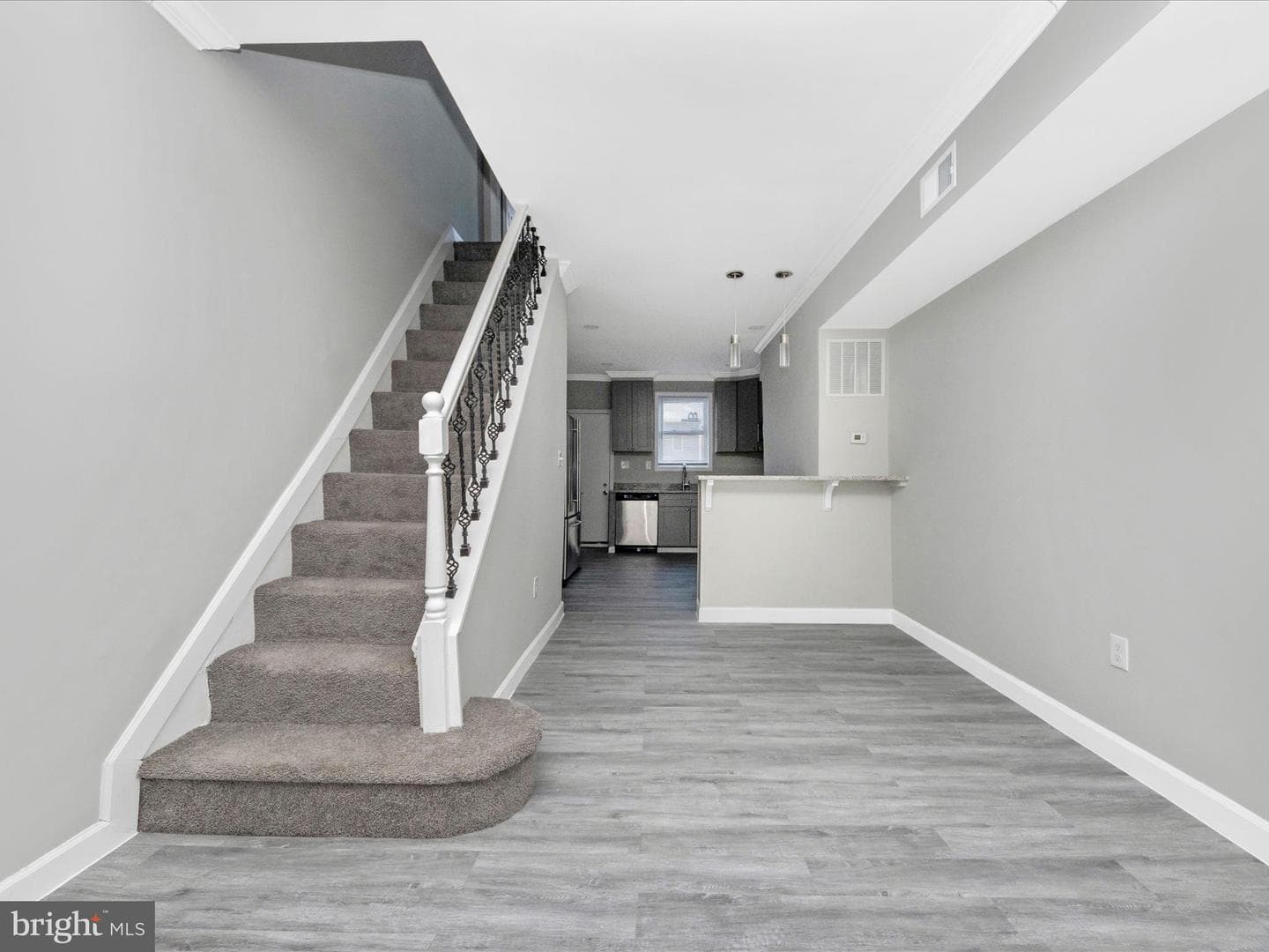443 Robinson Street N photo 8