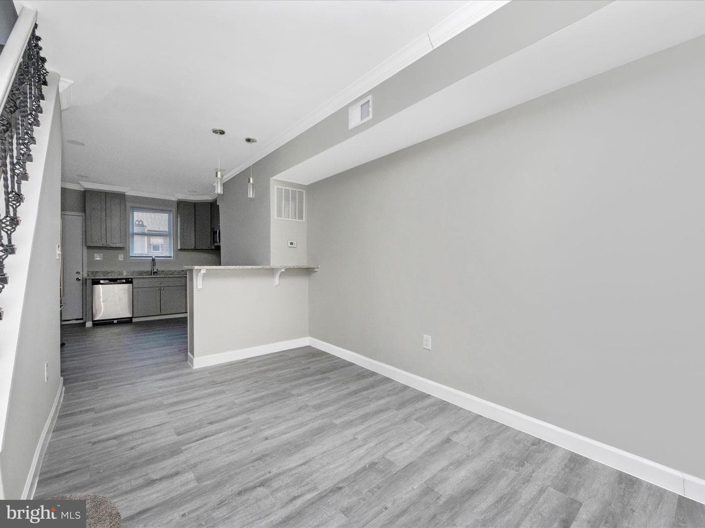 443 Robinson Street N photo 9