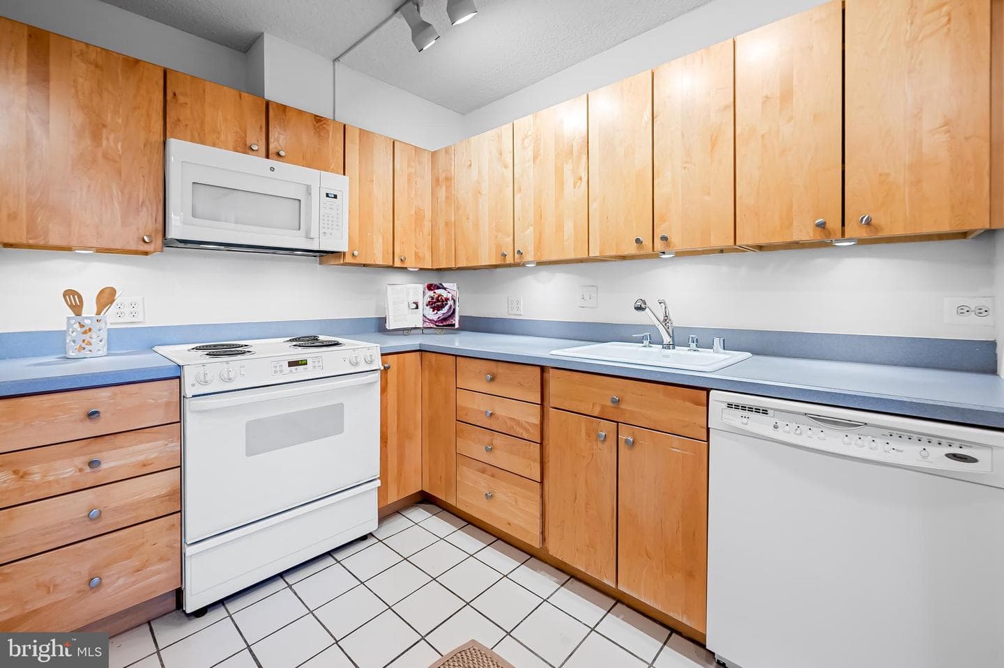 4100 N Charles Street #212 photo 13
