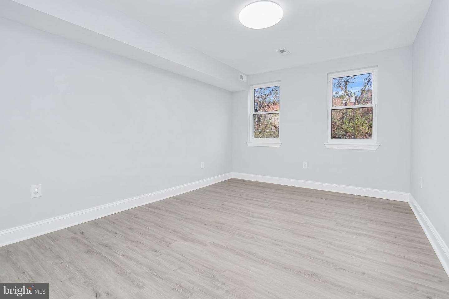 892 Lombard Street W photo 13