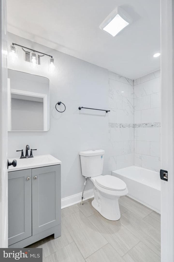 892 Lombard Street W photo 15