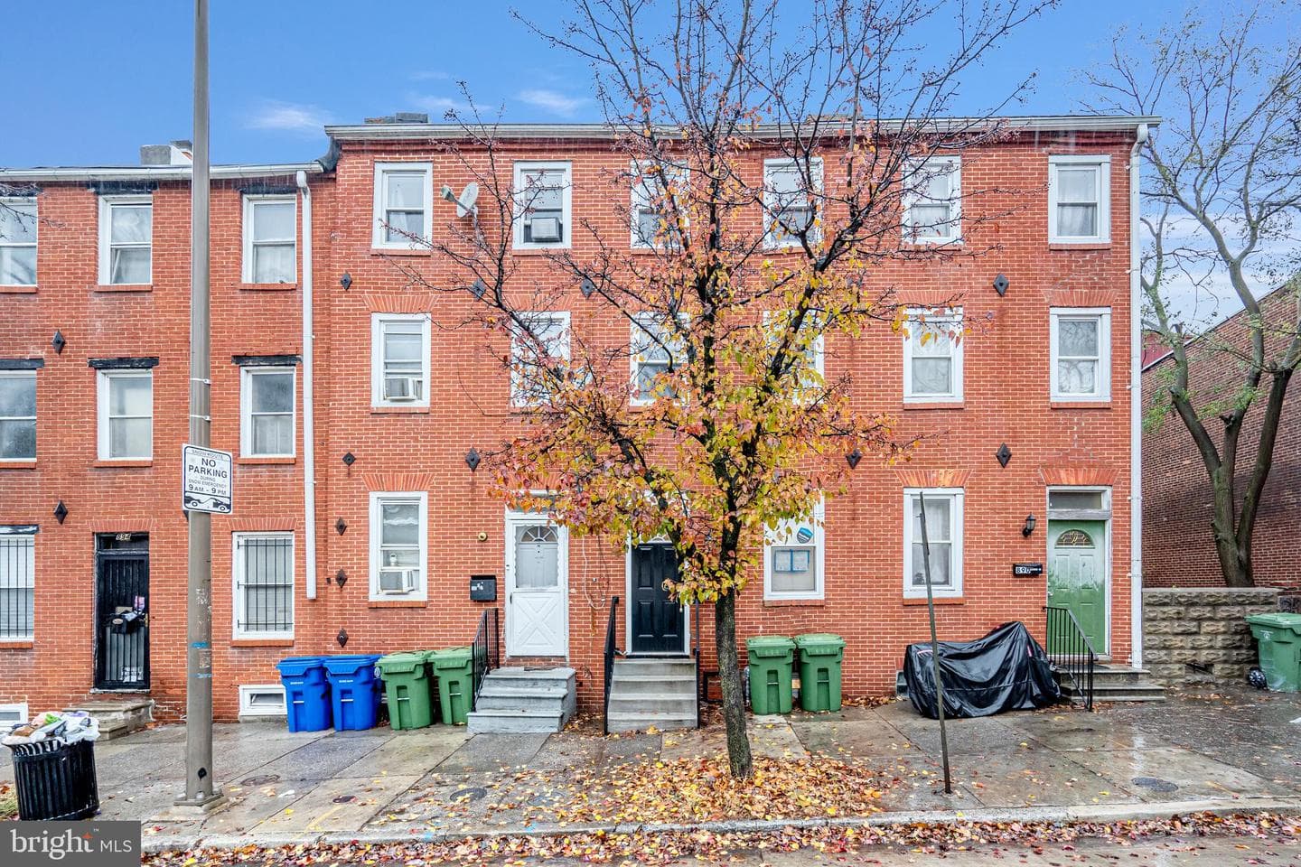892 Lombard Street W photo 2