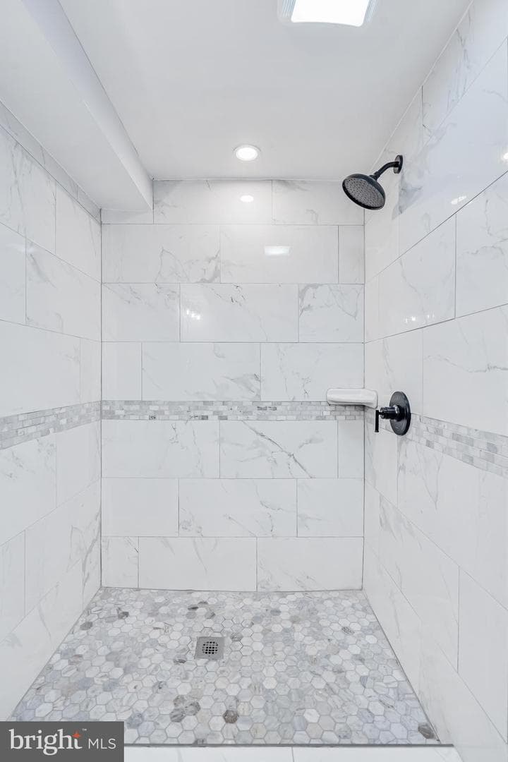 892 Lombard Street W photo 23
