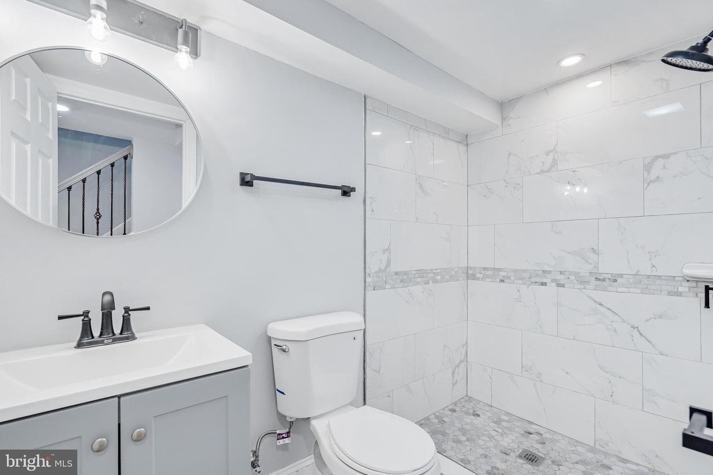 892 Lombard Street W photo 27