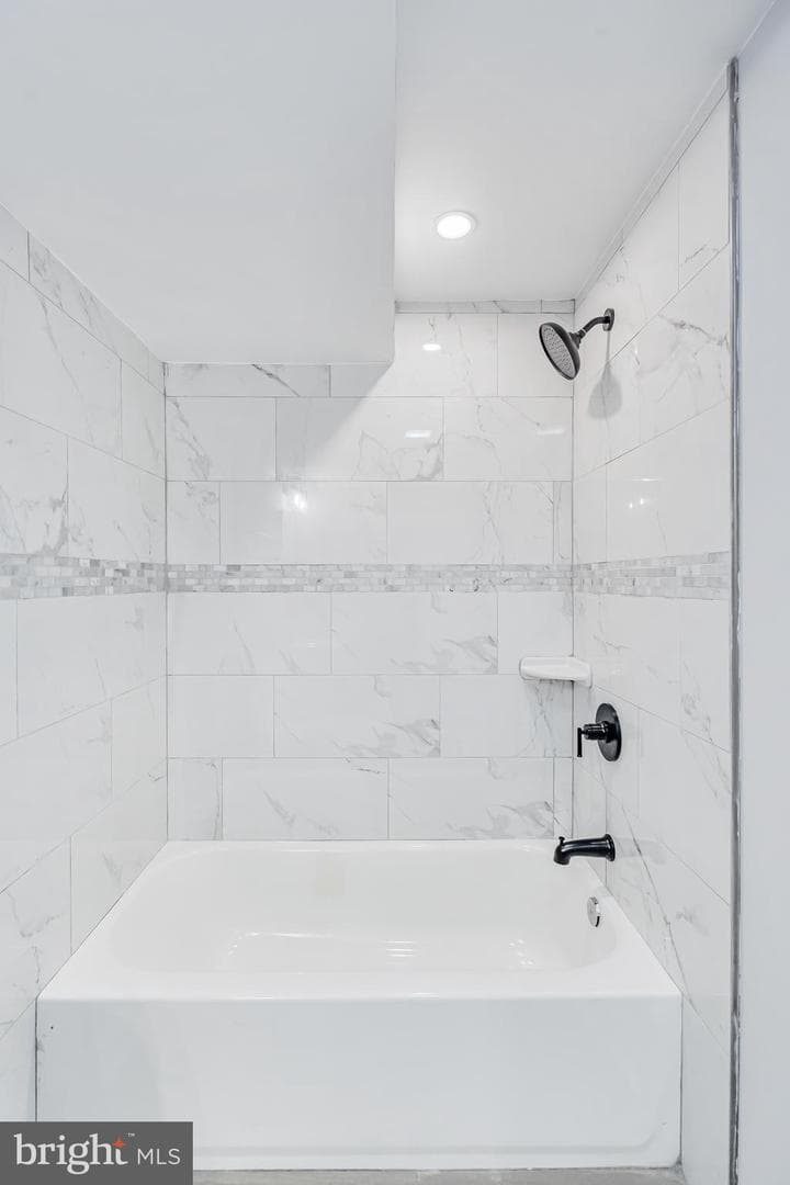892 Lombard Street W photo 28