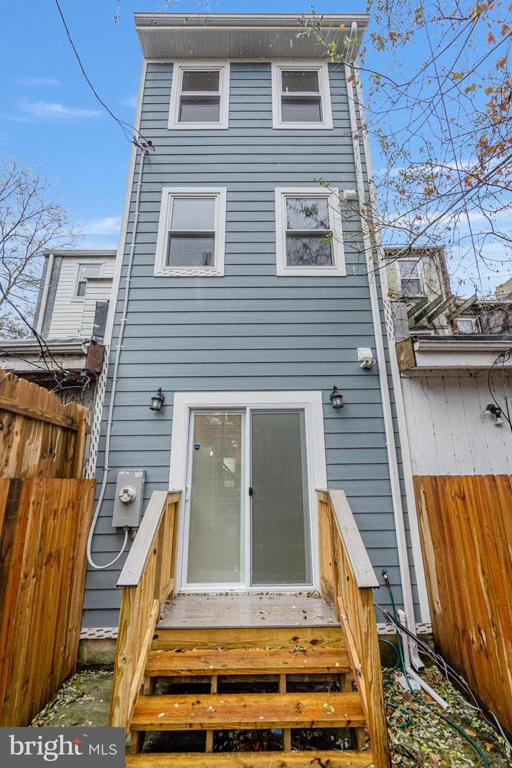 892 Lombard Street W photo 29